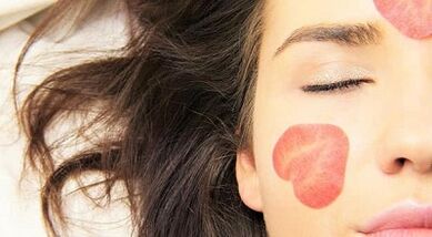 Rezepter fir Masken fir d'Haut ronderëm d'Aen ze verjüngeren